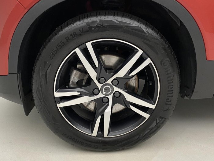 Volvo XC40 B4 AWD R-DESIGN AUT REZERVACE