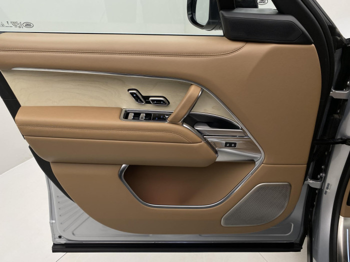 Land Rover Range Rover SV P530 LWB 1.maj.