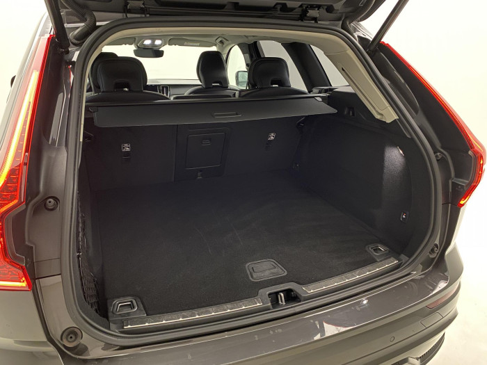 Volvo XC60 B4 AWD DARK PLUS AUT 1.maj