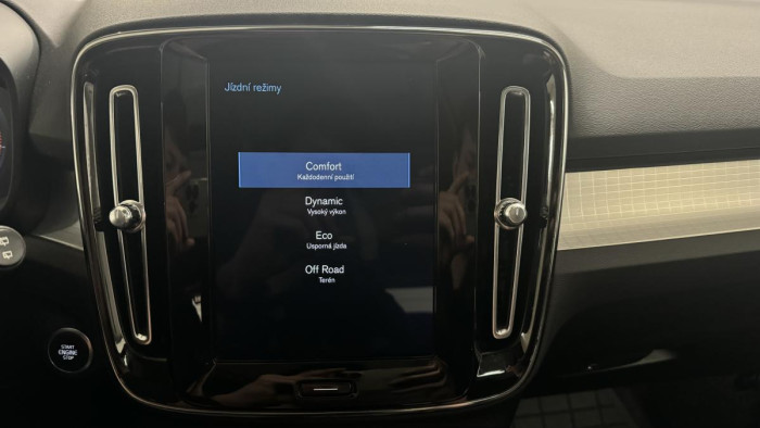 Volvo XC40 T4 AWD MOMENTUM AUT REZERVACE 2.0 Momentum