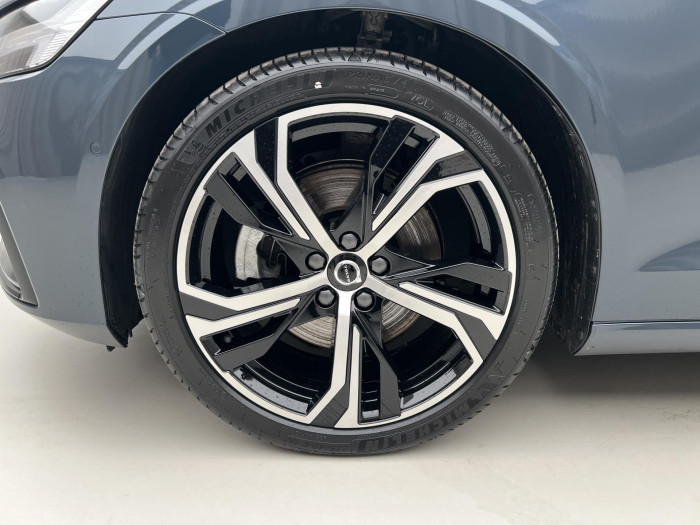 Volvo V60 B4 ULTRA DARK AUT 1.maj.