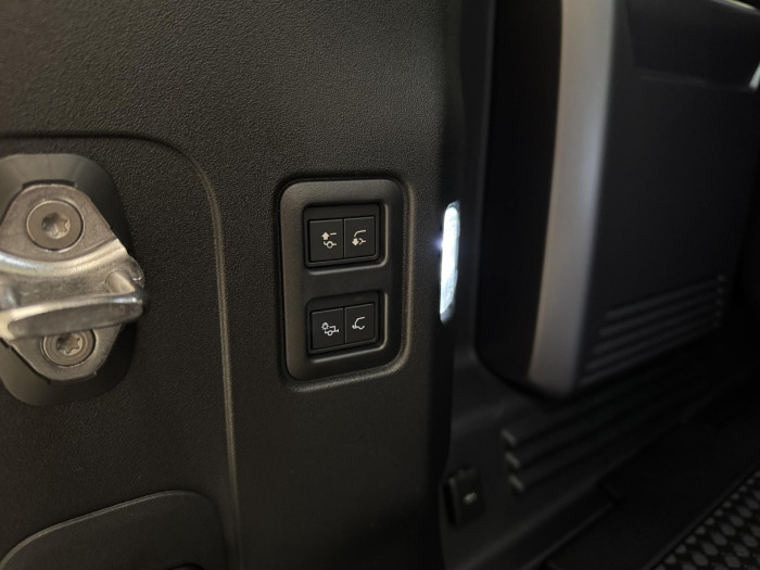 Land Rover Defender OCTA P635