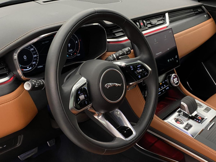 Jaguar F-Pace D200 R-DYNAMIC REZERVACE 2.0 d Dynamic