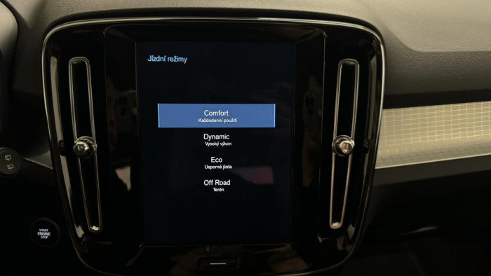 Volvo XC40 B4 AWD MOMENTUM REZERVACE 2.0 Momentum