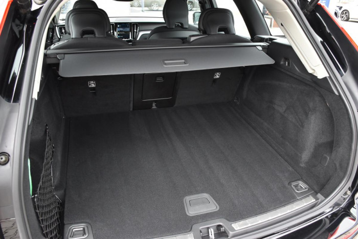 Volvo XC60 B4 AWD MOMENTUM REZERVACE 2.0 Momentum