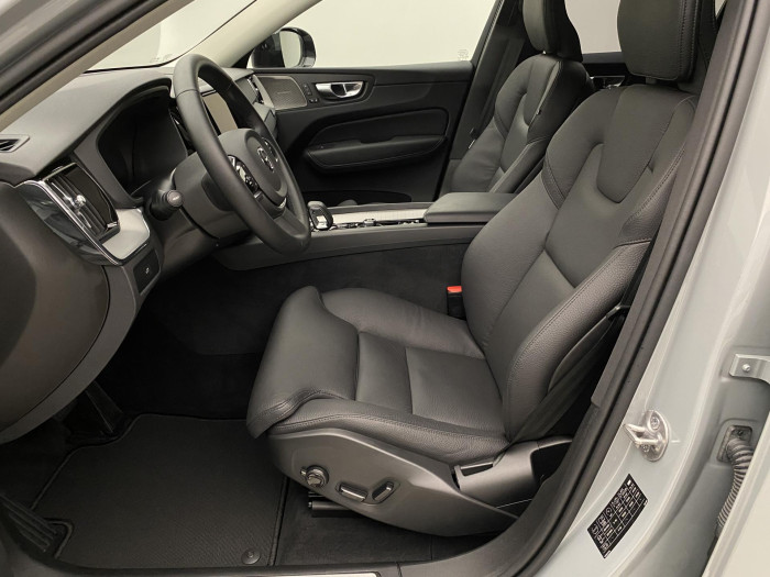 Volvo XC60 B4 AWD PLUS DARK AUT 1.maj