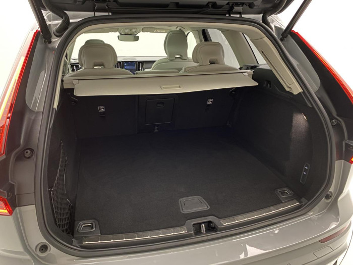 Volvo XC60 B4 AWD ULTIMATE DARK REZERVACE