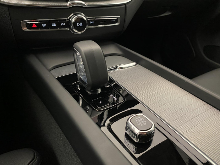 Volvo XC60 B4 AWD R-DESIGN AUT CZ
