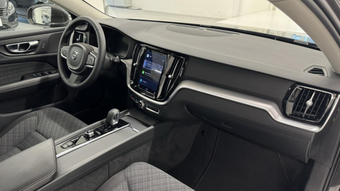 Volvo V60 B4 MOMENTUM AUT REZERVACE 2.0 Momentum