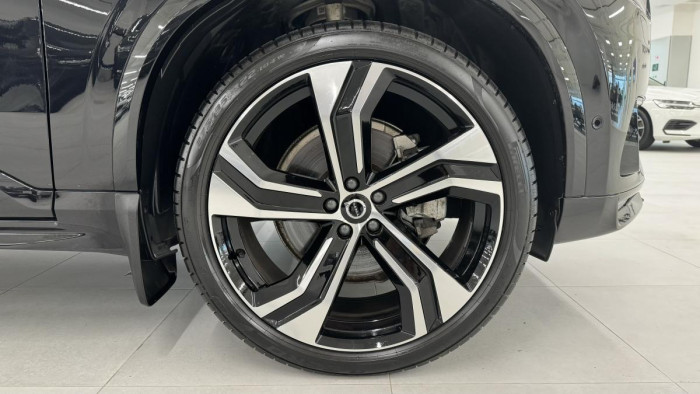 Volvo XC90 B5 AWD ULTIMATE DARK REZERVACE