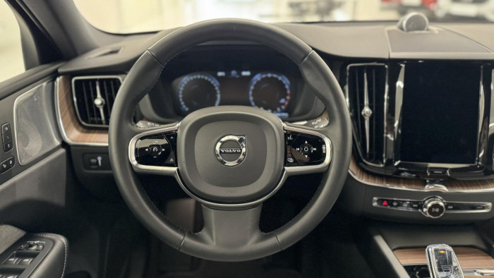Volvo XC60 B6 AWD INSCRIPTION REZERVACE