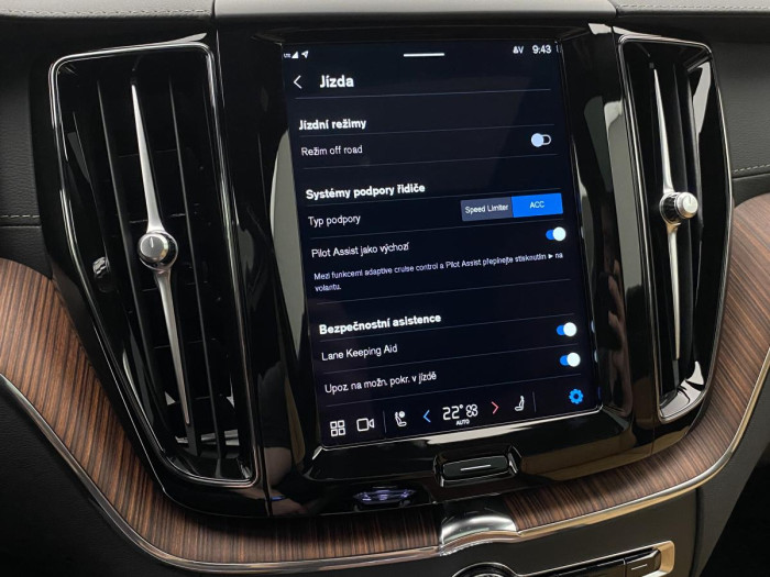 Volvo XC60 B4 AWD ULTIMATE AUT REZERVACE