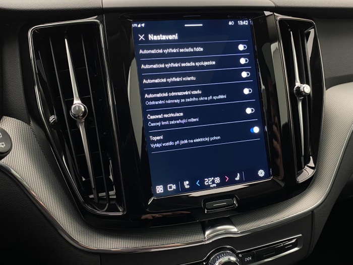 Volvo XC60 T6 AWD PLUG-IN REZERVACE