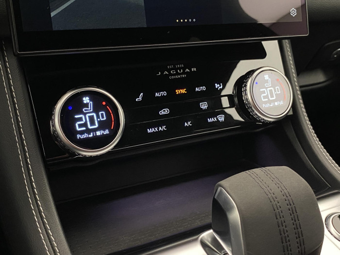 Jaguar F-Pace D200 AWD R-DYNAMIC  REZERVACE 2.0 d Dynamic