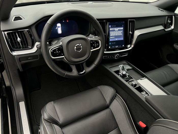 Volvo V60 B4 PLUS DARK AUT 1.maj.