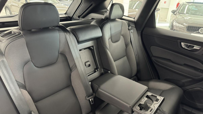 Volvo XC60 B4 PLUS DARK REZERVACE 2.0 Plus