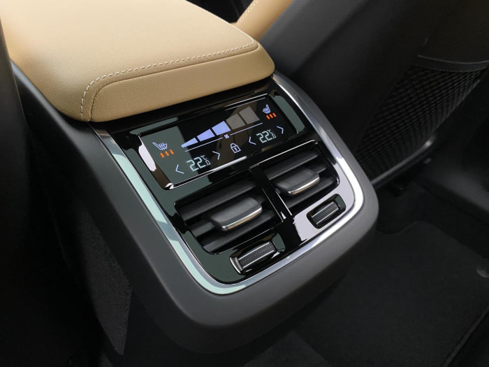 Volvo XC60 B4 AWD ULTIMATE AUT REZERVACE
