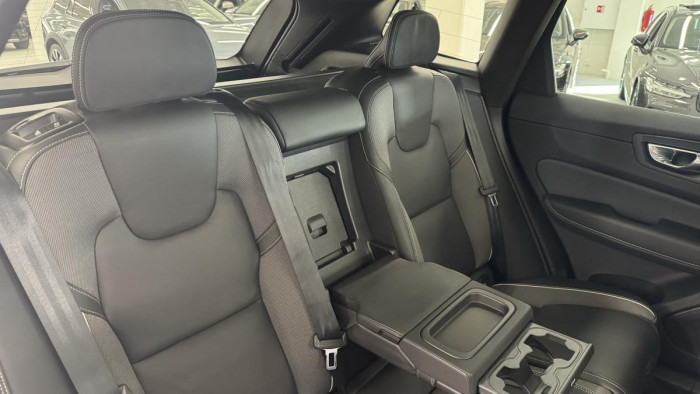 Volvo XC60 B4 AWD R-DESIGN AUT REZERVACE