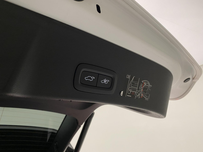 Volvo XC40 T4 AWD R-DESIGN REZERVACE