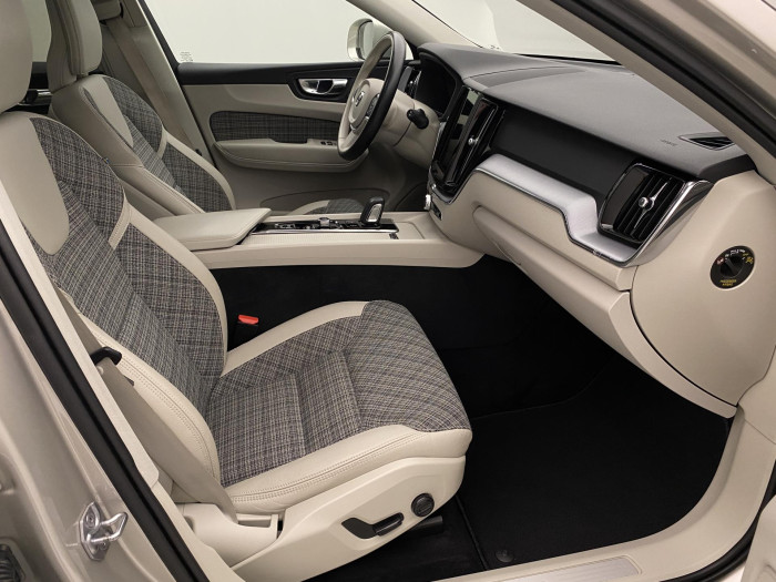 Volvo XC60 B4 AWD MOMENTUM AUT CZ 2.0 Momentum