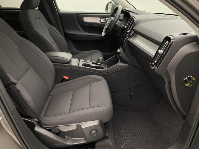 Volvo XC40 B4 AWD MOMENTUM AUT REZERVACE 2.0 Momentum