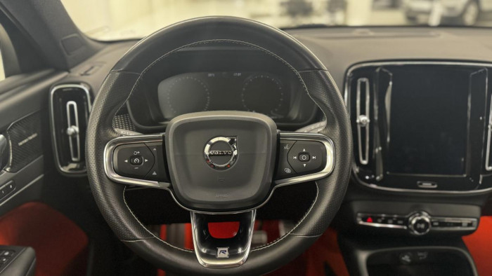 Volvo XC40 T4 AWD R-DESIGN REZERVACE