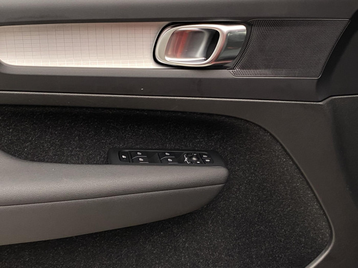 Volvo XC40 B4 AWD MOMENTUM AUT CZ 2.0 Momentum