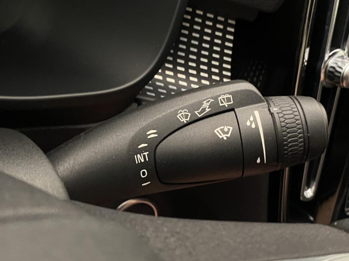 Volvo XC40 B4 AWD R-DESIGN AUT REZERVACE
