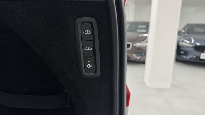 Volvo XC90 T8 AWD R-DESIGN REZERVACE