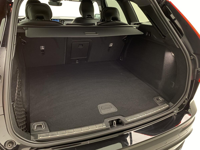 Volvo XC60 B4 AWD R-DESIGN AUT REZERVACE