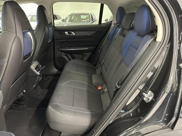 Lynk & Co 01 PHEV DCT AUT 1.maj. REZERVACE