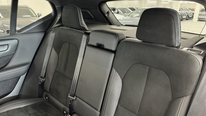 Volvo XC40 T4 R-DESIGN REZERVACE
