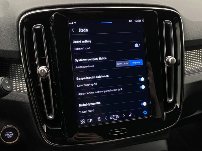 Volvo XC40 B4 AWD PLUS BRIGHT REZERVACE 2.0 Plus