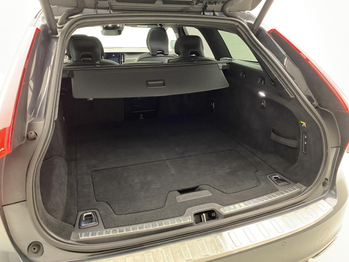 Volvo V90 D5 AWD R-DESIGN REZERVACE 2.0 d