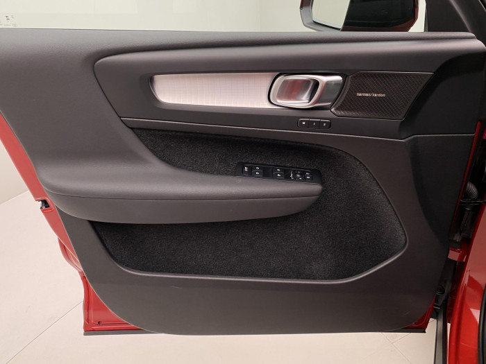 Volvo XC40 B3 DARK PLUS REZERVACE