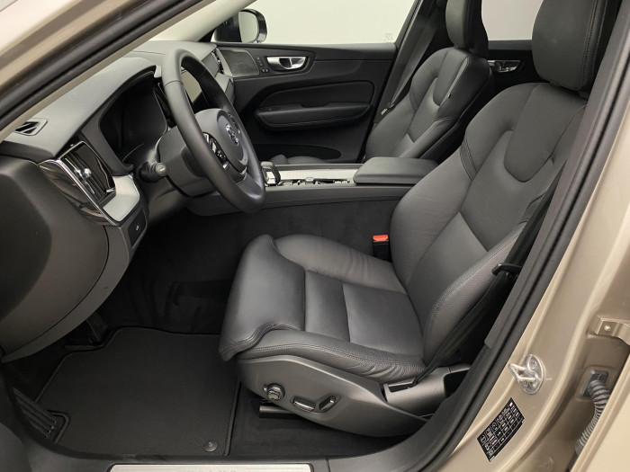 Volvo XC60 B4 AWD PLUS DARK AUT 1.maj