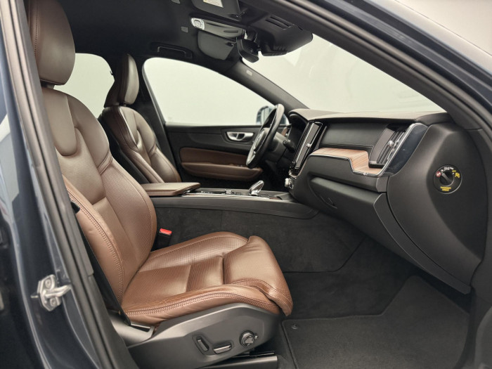 Volvo XC60 B4 AWD MOMENTUM CZ 1.maj 2.0 Momentum