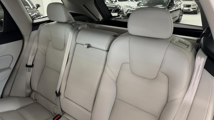 Volvo XC60 B4 CORE NEZÁVISLÉ TOPENÍ AUT