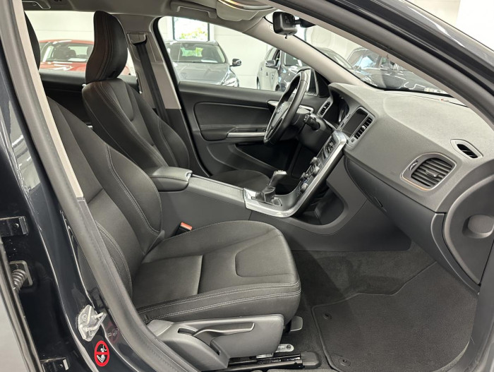 Volvo V60 D2 KINETIC NAVIGACE REZERVACE 2.0 d