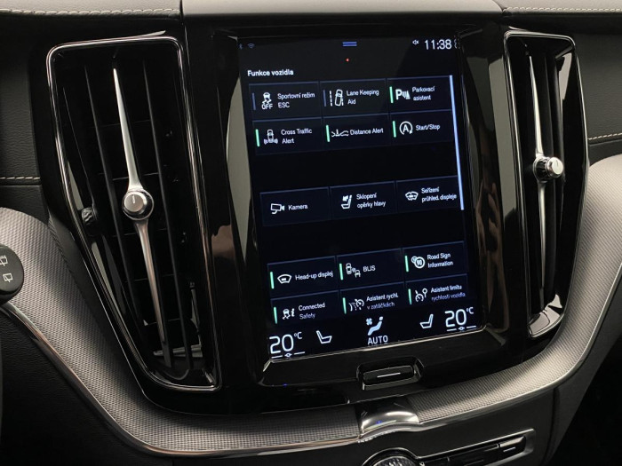 Volvo XC60 B4 AWD R-DESIGN AUT REZERVACE