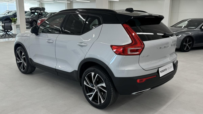 Volvo XC40 T4 R-DESIGN REZERVACE