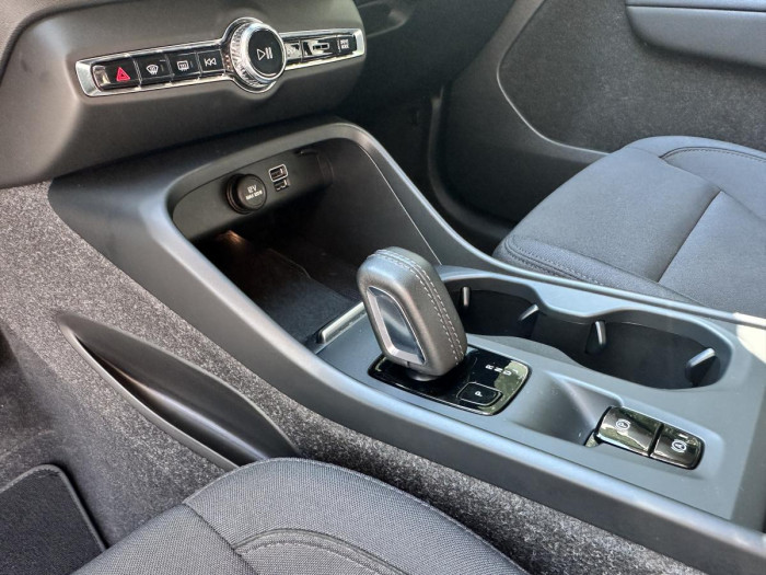 Volvo XC40 B4 AWD MOMENTUM REZERVACE 2.0 Momentum