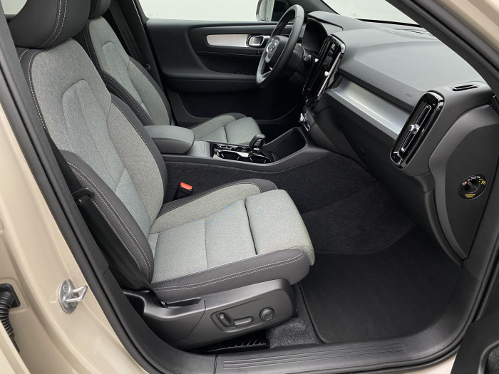 Volvo XC40 B3 DARK PLUS REZERVACE