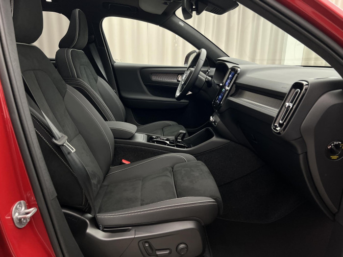 Volvo XC40 B3 ULTRA DARK AUT CZ 1.maj.