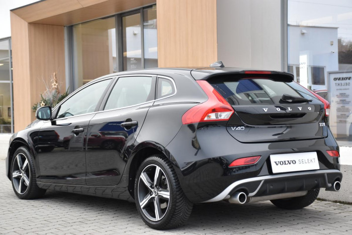 Volvo V40 T2 R-Design REZERVACE