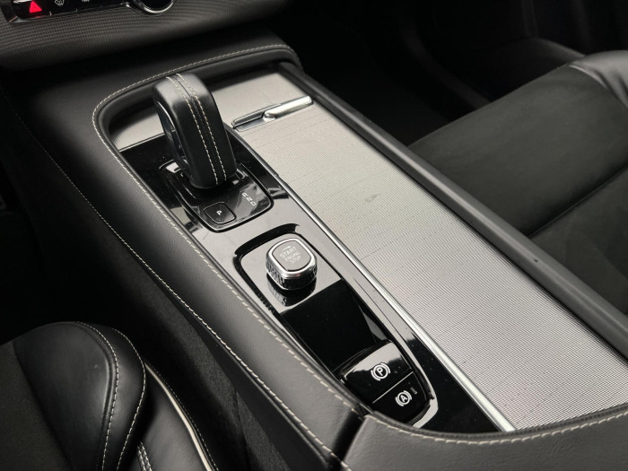 Volvo XC90 B6 AWD R-DESIGN AUT REZERVACE