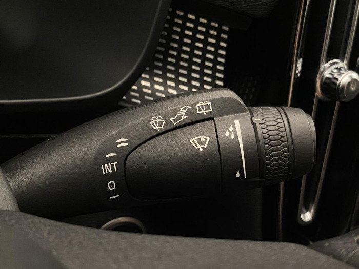 Volvo XC40 B4 R-DESIGN AUT REZERVACE