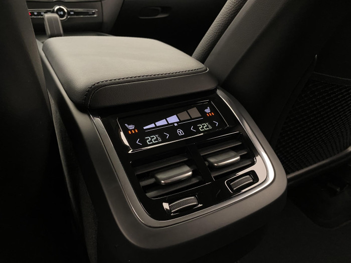 Volvo XC60 B4 AWD PLUS DARK AUT 1.maj