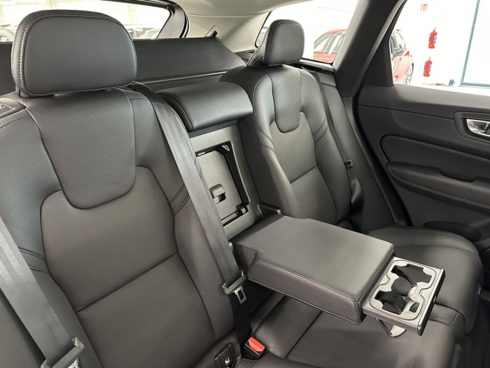 Volvo XC60 B5 AWD PLUS BRIGHT REZERVACE 2.0 Plus