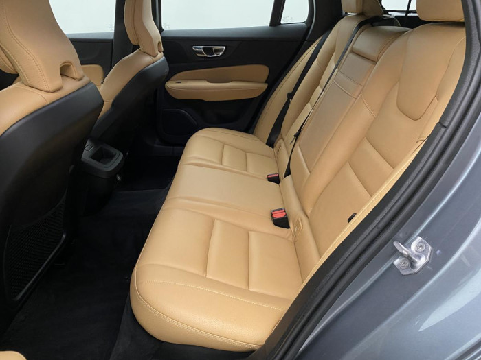 Volvo V60 D3 MOMENTUM NAVIGACE REZERVACE 2.0 d Momentum